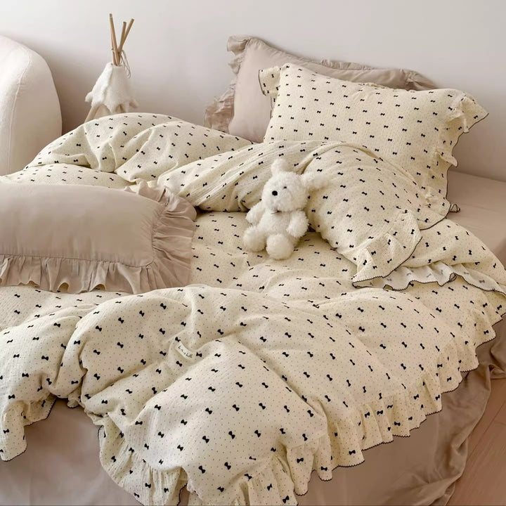 Bedding set made of cotton gauze with ruffled trim and fine bow print