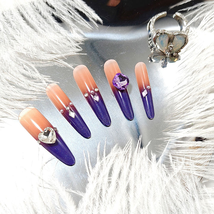 Artificial nails with glitter and elegant 3D applications Kalsten