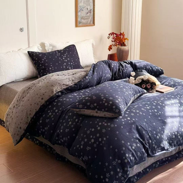 Reversible bedding set made of cotton-linen with delicate floral print and quilted blanket