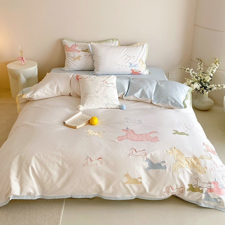 Children's bedding set with unicorn and horse print made of soft cotton satin