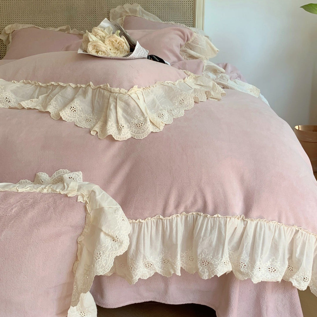 Cozy microfleece bedding set in vintage cottage style with cotton lace trim