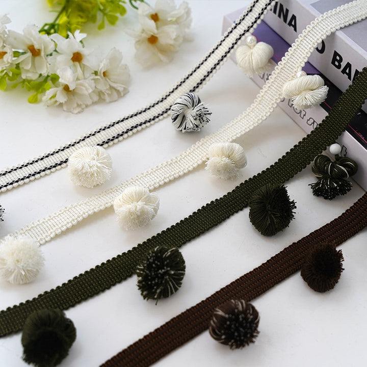 Decorative curtain trim with pompons Kalsten