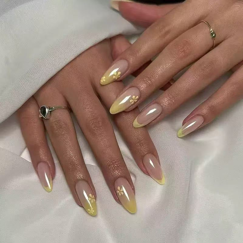 Elegant artificial nails with floral accents Kalsten