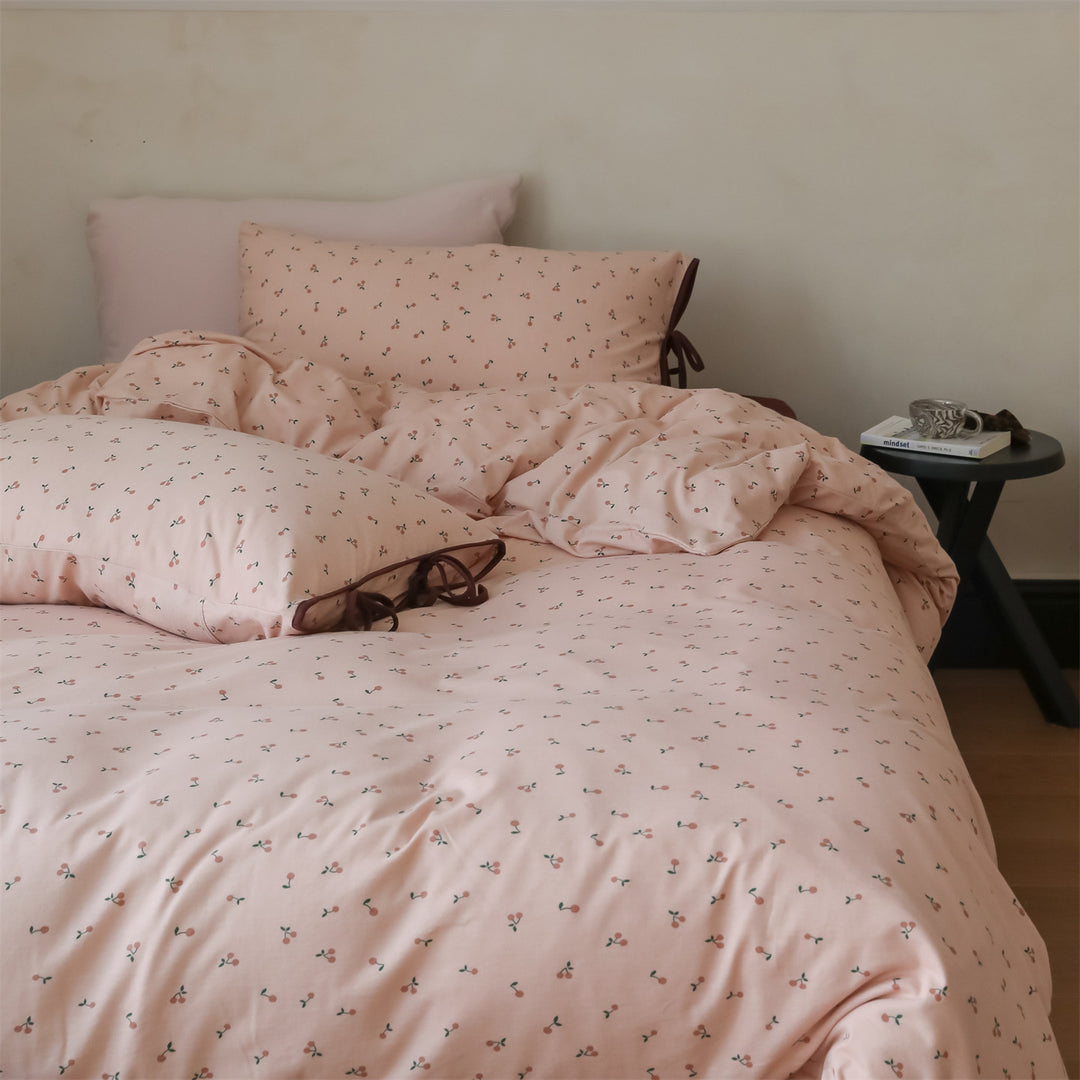 Bedding set made of cotton satin with small cherry print and pillow ties