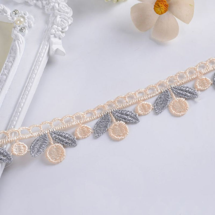 Delicate lace trim Kalsten