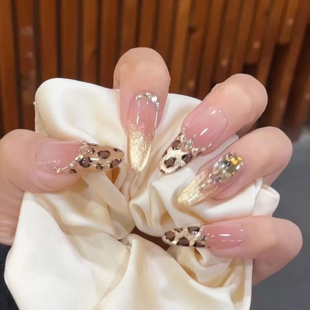 Artificial nails with elegant leopard design and glitter effects Kalsten