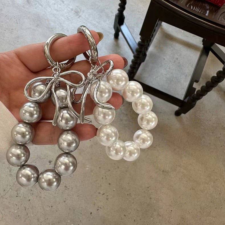 Elegant Pearl and Silver Keychain Holder Kalsten