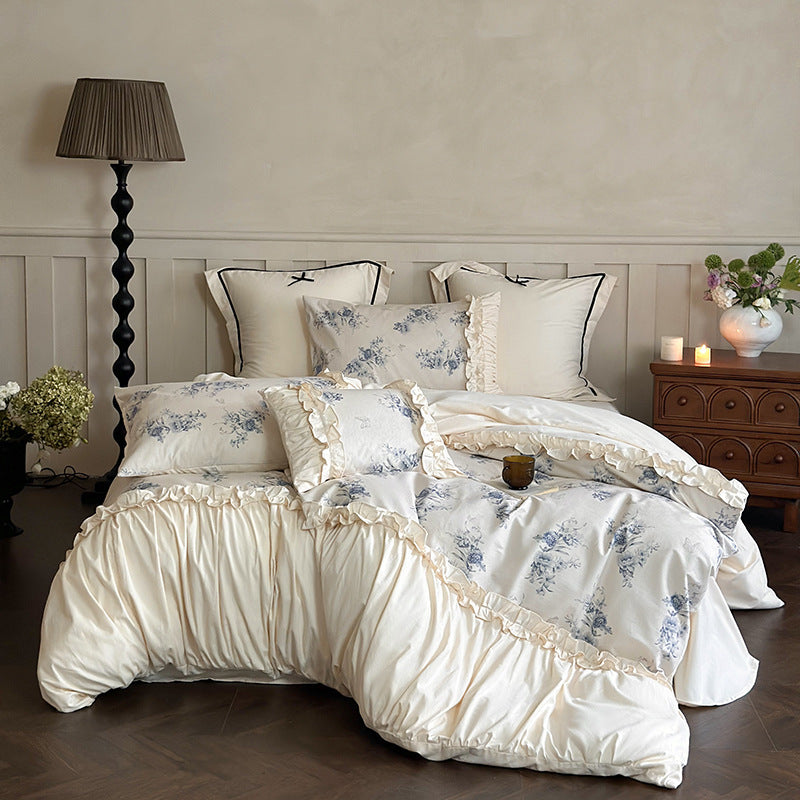 Bedding set in vintage floral pattern with ruffled frill and bow pillowcase