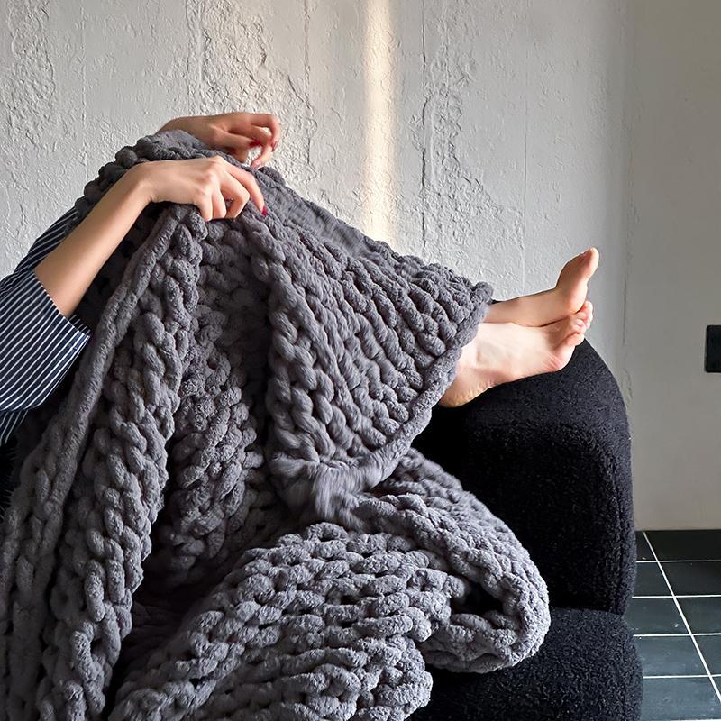 Oversized Hand-Knitted Chunky Knit Throw Blanket made of Chenille