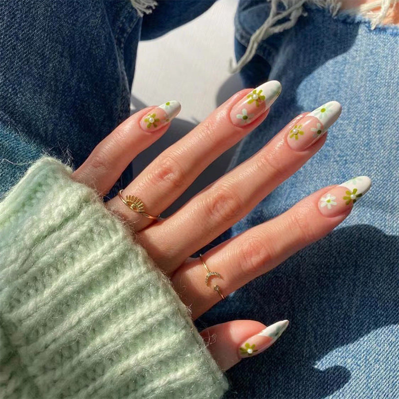 Artful nail art with delicate floral motifs Kalsten