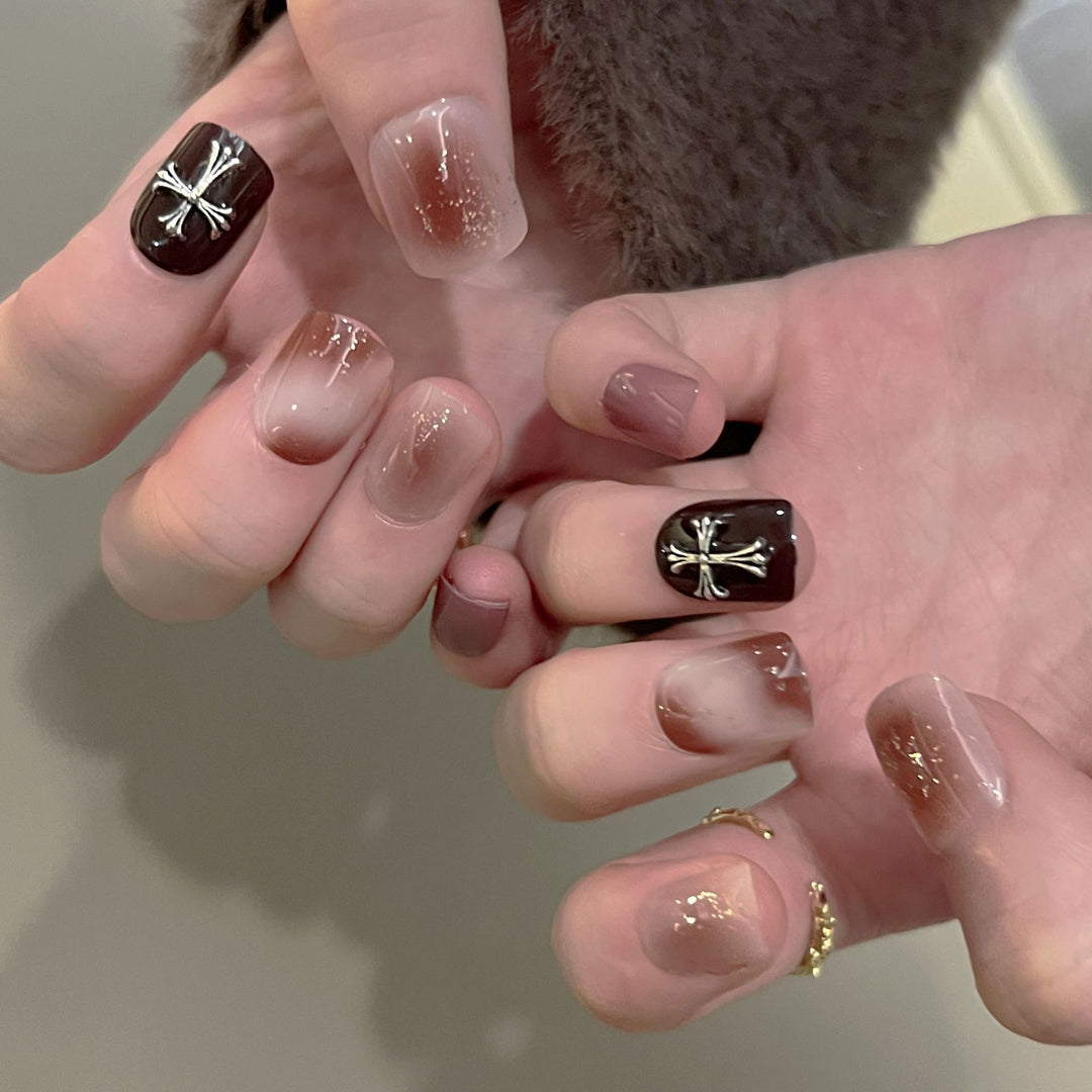 Artful nail extensions with an elegant leaf pattern Kalsten