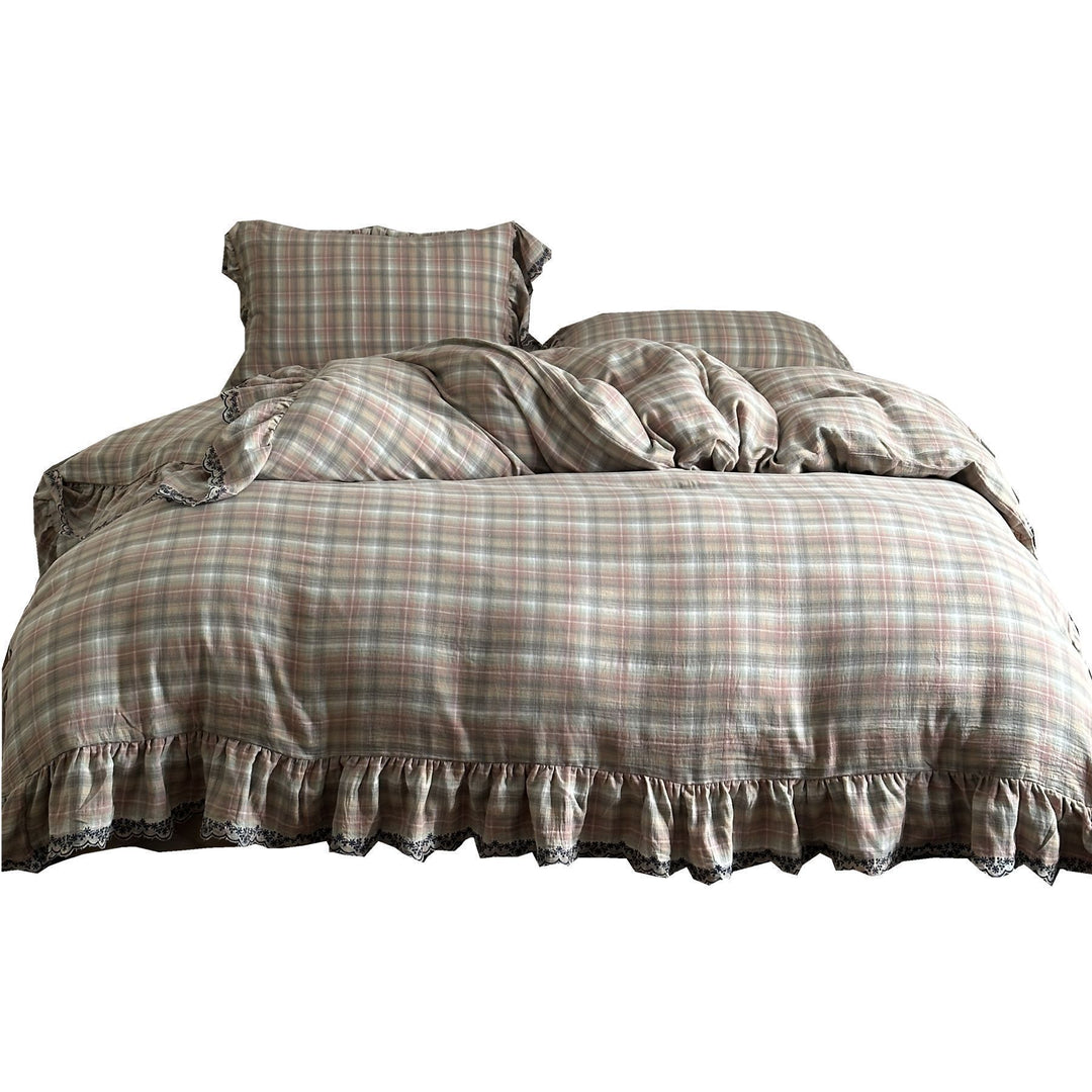 Bedding set with check pattern, ruffles and lace trim