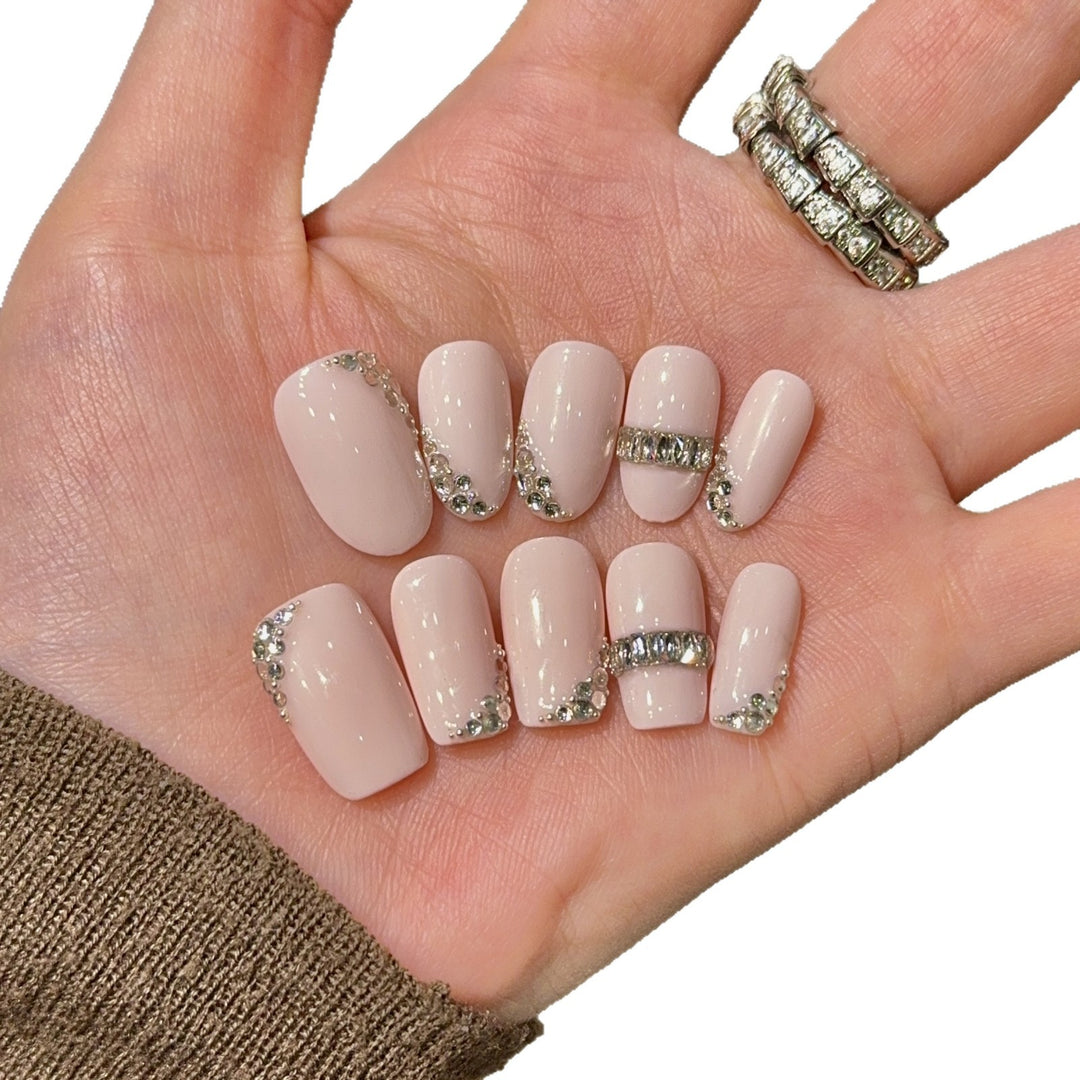 Luxurious art nails with rhinestone accents Kalsten