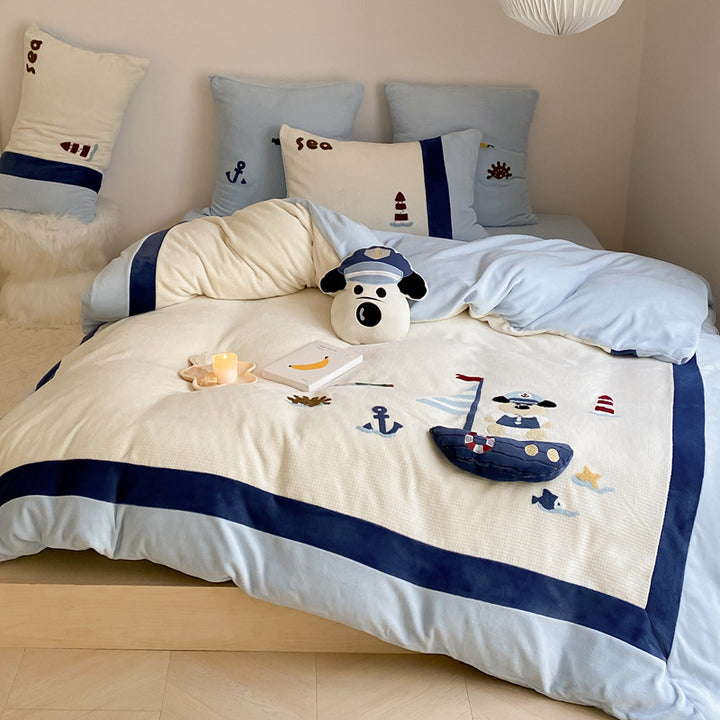 Children's bedding set with quilted blanket, waffle texture and embroidered sea motif