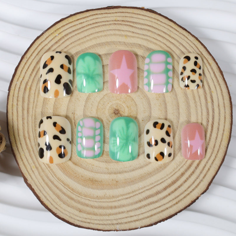 Nail kit with modern animal and flower designs Kalsten