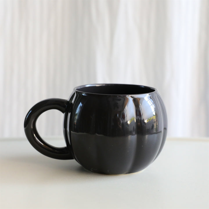 Ceramic mug with ergonomic handle and ribbed balloon shape
