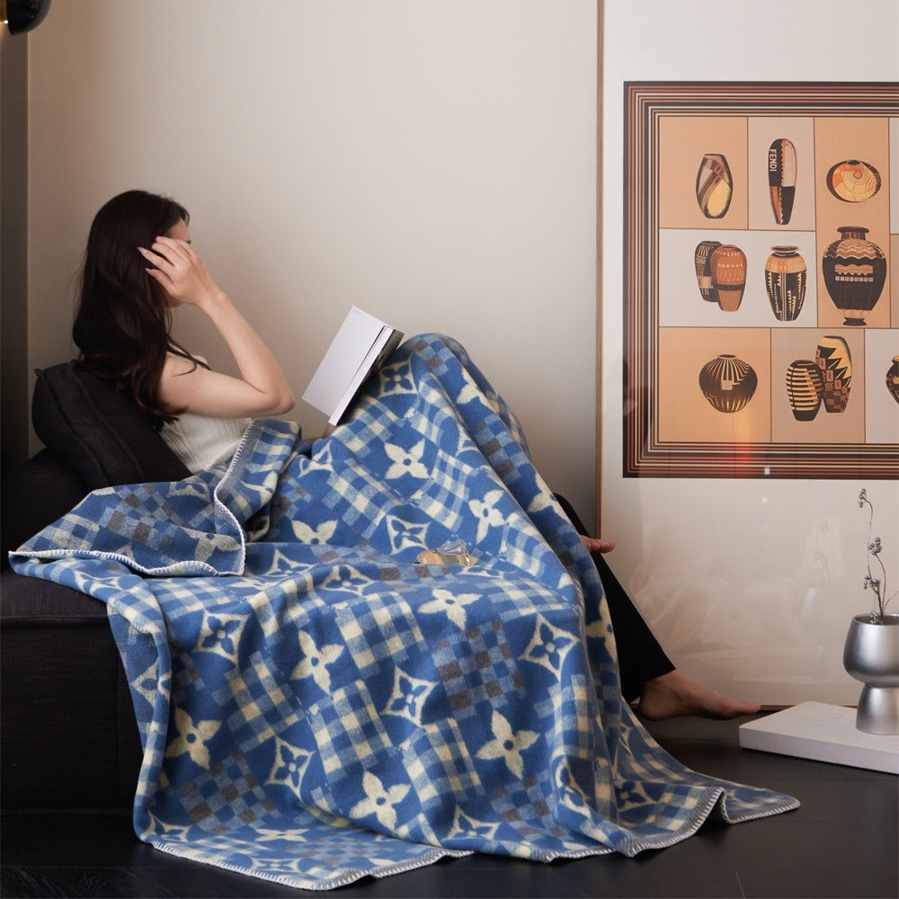 Houndstooth cuddly blanket with fine weave structure and decorative edge