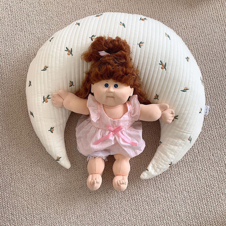 Mouth-shaped baby neck support pillow with quilted cover and teddy embroidery