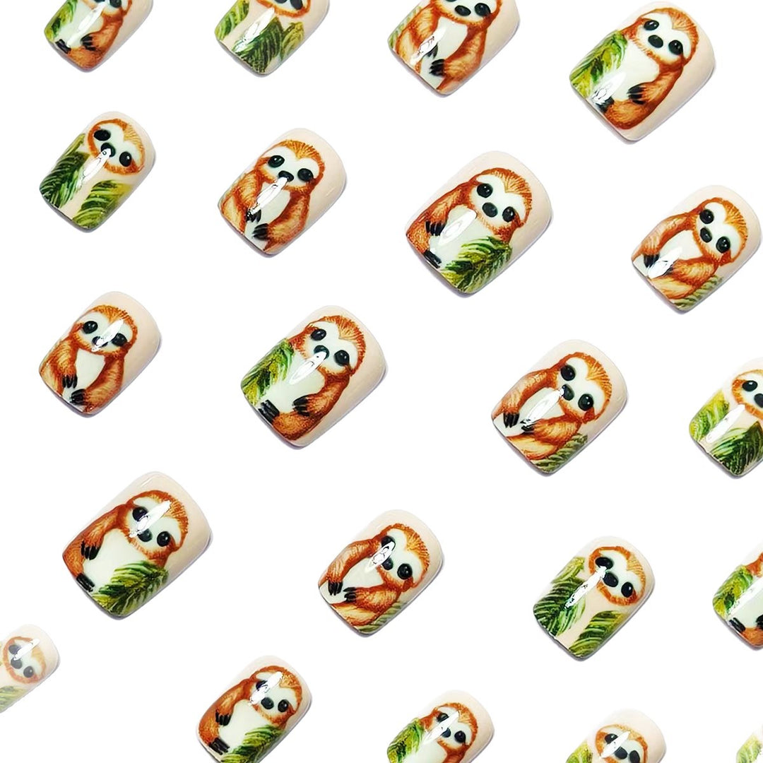 Art nails with cute sloth and leaf design Kalsten