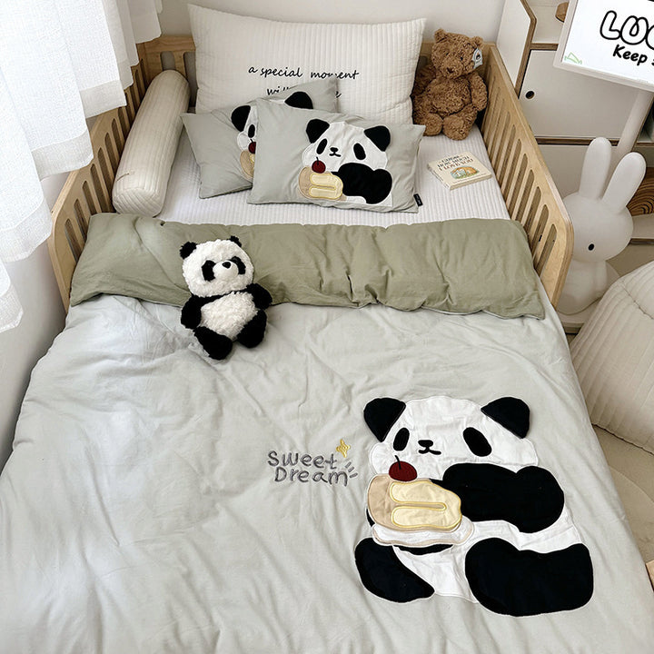 Children's crib bedding set with appliquéd lion motif and breathable cotton muslin