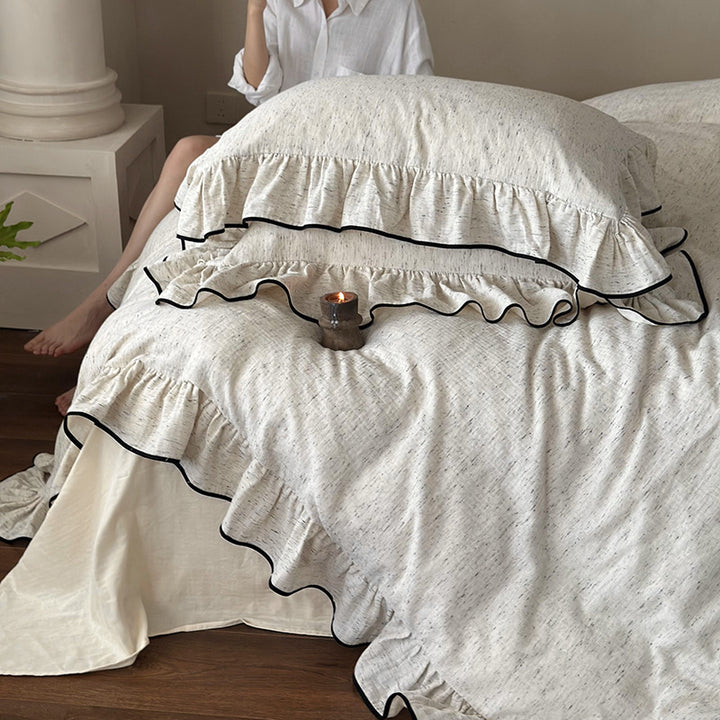 Playful ruffle bedding set in linen look with contrasting piping and soft wash