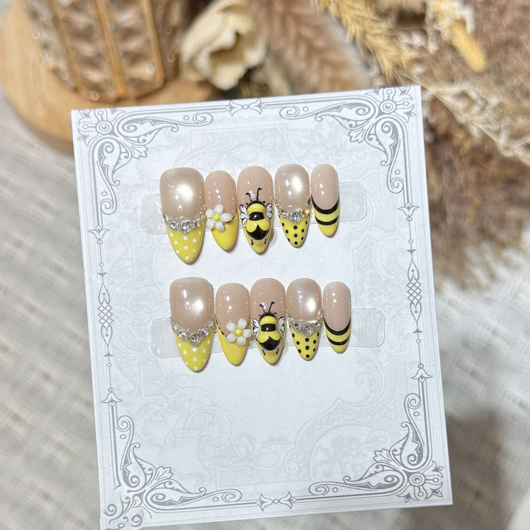Artistic Bee-Themed Press-On Nail Set Kalsten