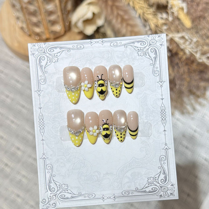 Artistic Bee-Themed Press-On Nail Set Kalsten