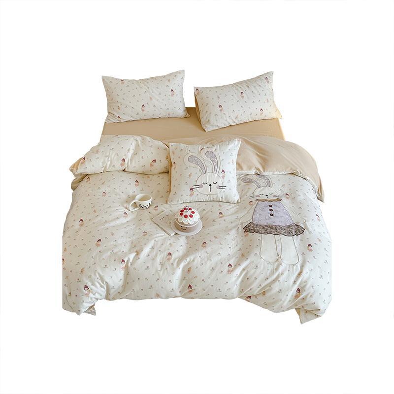 Bedding set with appliquéd doll motif and star pattern