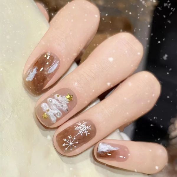 Festive Holiday-Themed Press-On Nail Art Kalsten
