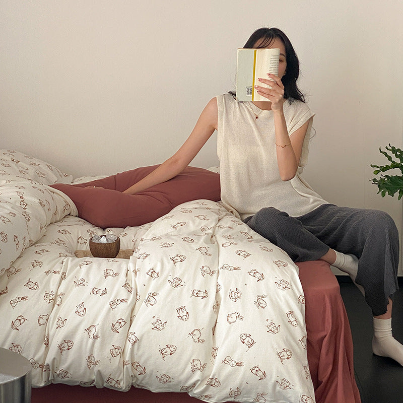 Soft all-season duvet with muslin surface and embroidered teddy design