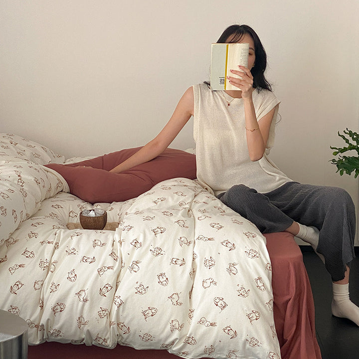 Soft all-season duvet with muslin surface and embroidered teddy design