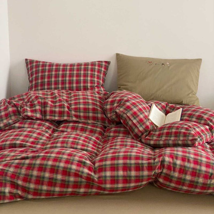 Reversible bedding set made of cotton percale with checkered Vichy pattern and solid colored reverse
