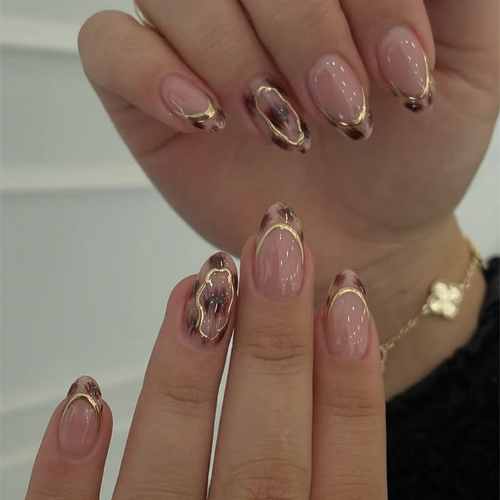 Artful artificial nails with gold accents Kalsten