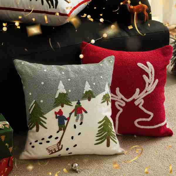Decorative cushion cover with festive Christmas star print and pom-pom trim Kalsten