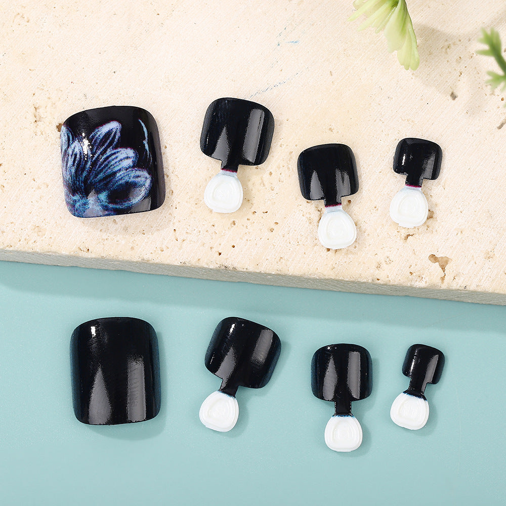 Glamorous artificial nails with floral accents Kalsten
