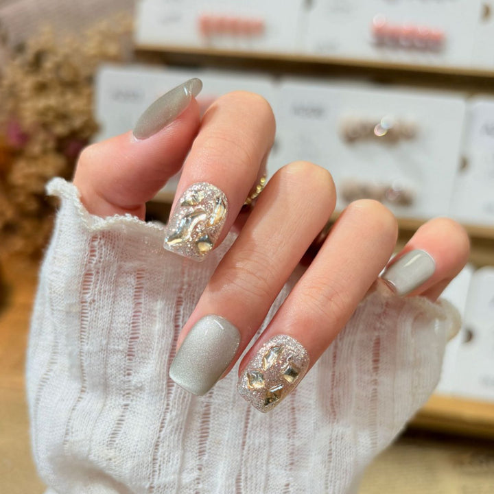 Decorative Press-On Nail Art Set with Sparkling Rhinestone Accents Kalsten