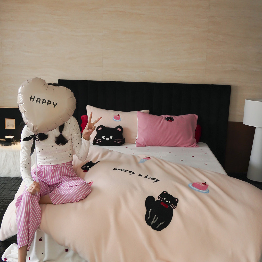 Bedding set with embroidered dog motifs and extra soft velour texture