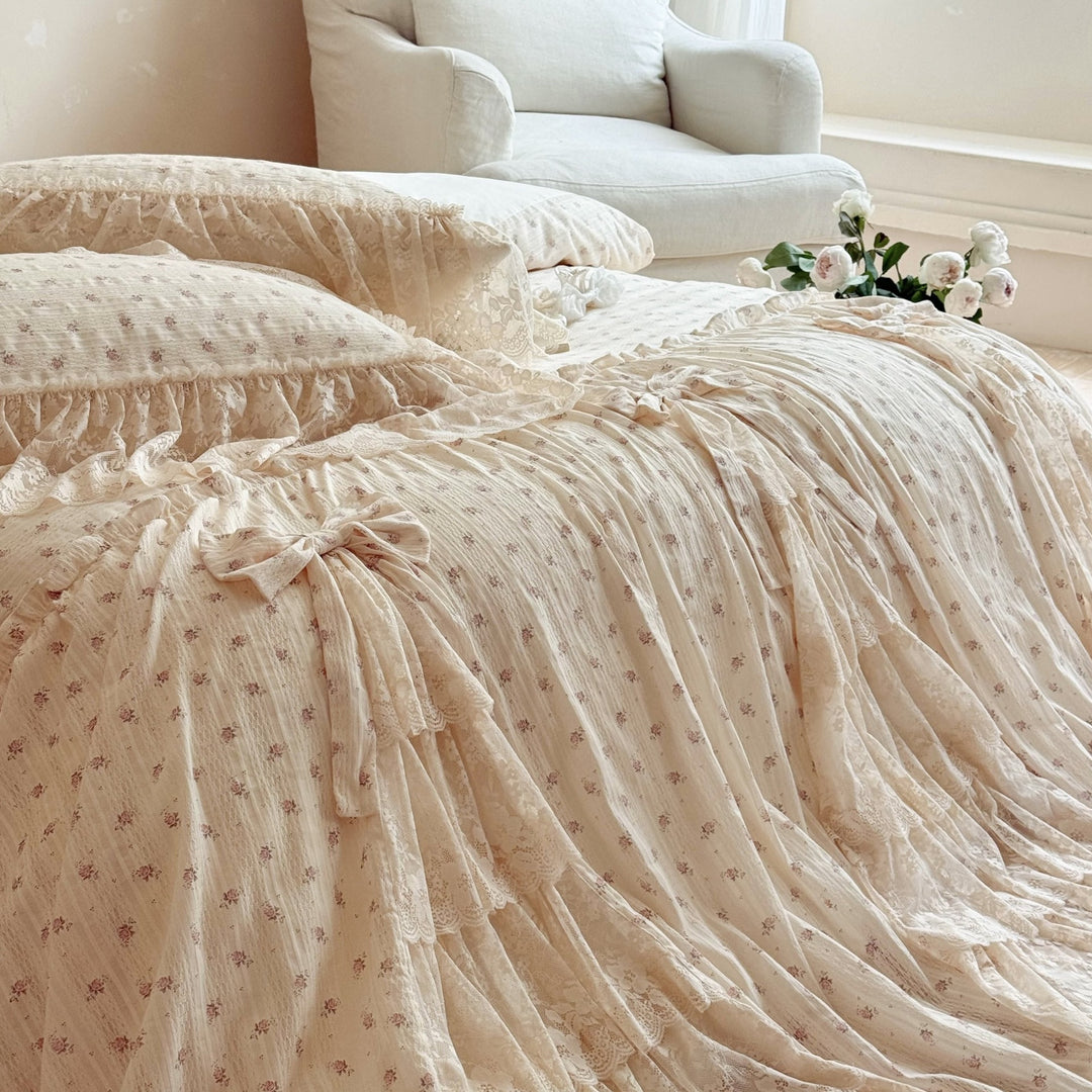 Romantic bedding set with lace frills