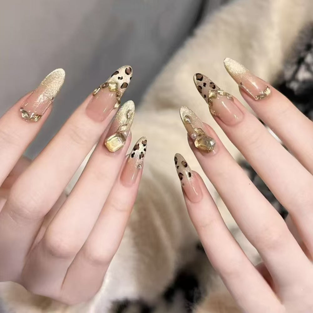 Glamorous artificial nails with elegant glitter accents and leopard details Kalsten