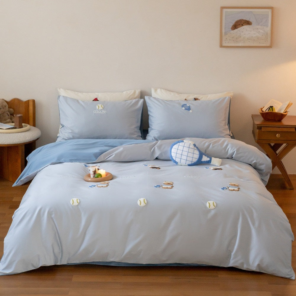 Children's bedding set with embroidered dachshund motifs made of soft cotton satin and reversible function