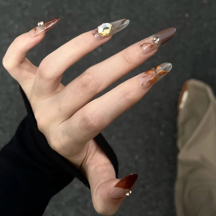 Artificial nails with elegant 3D details and sparkling accents Kalsten