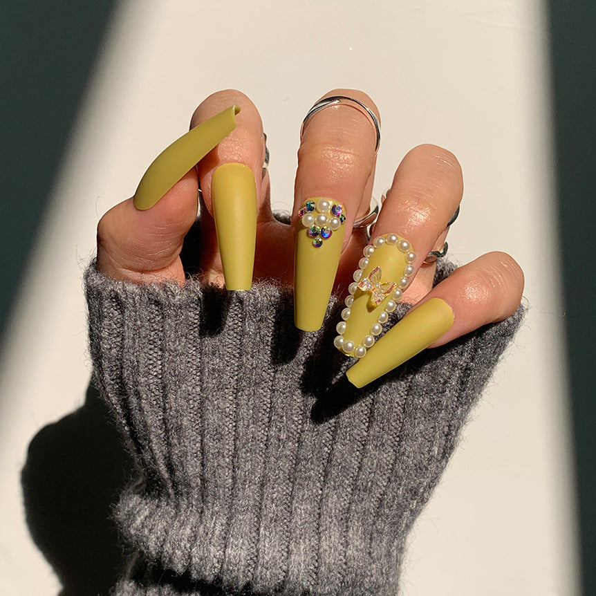 Artful stiletto nails with luxurious glitter accents Kalsten