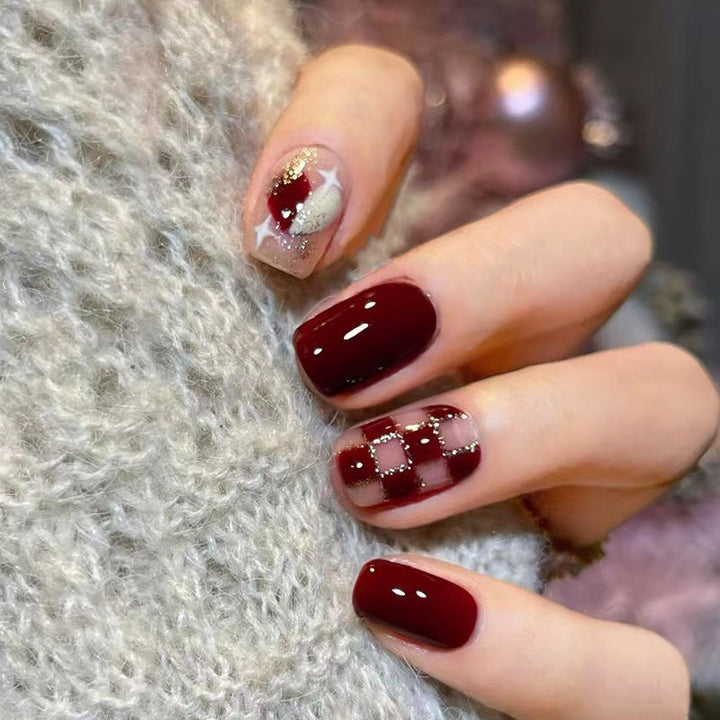 Trendy nail art with elegant accents Kalsten