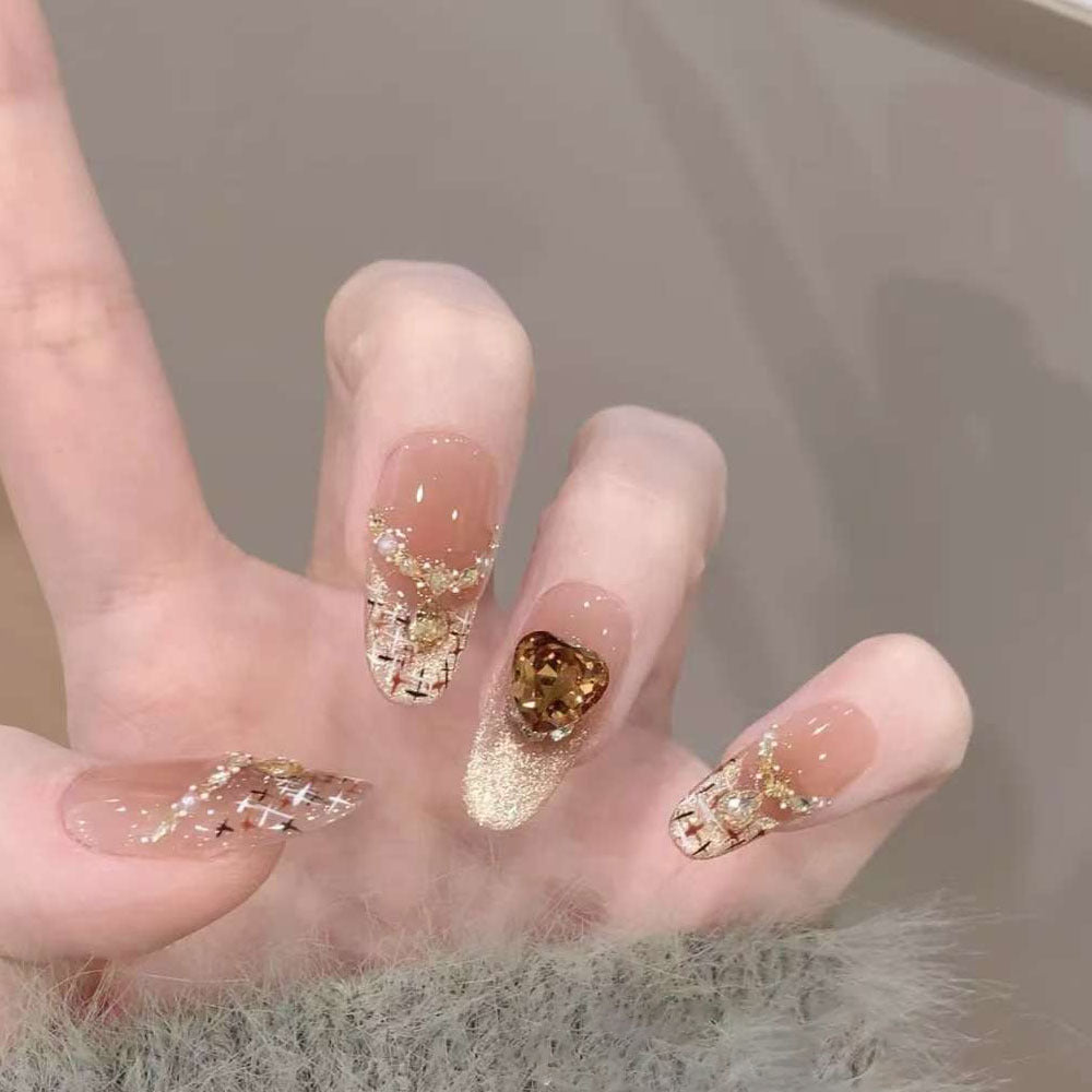 Artificial nails with glamorous gold accents Kalsten