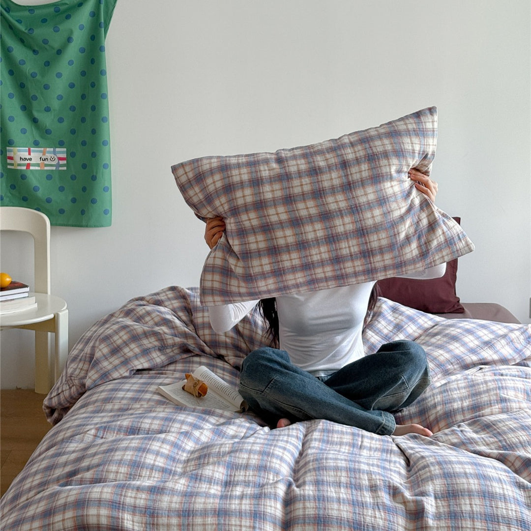 Light checkered pattern bedding set made of cotton muslin with a soft surface