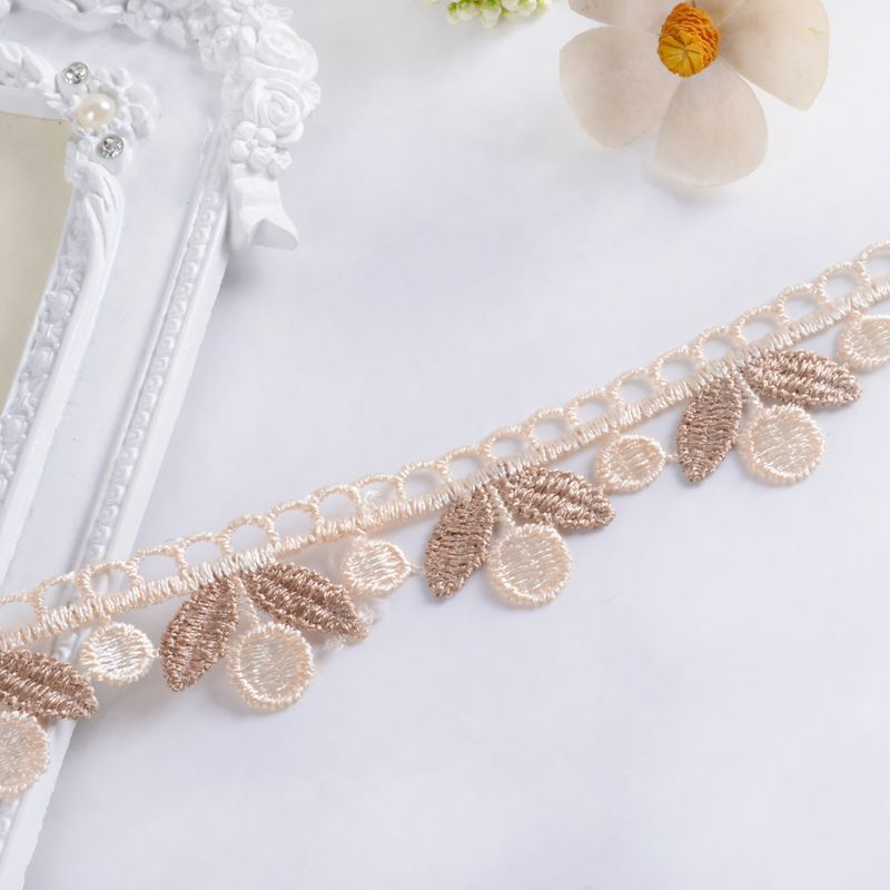 Delicate lace trim Kalsten