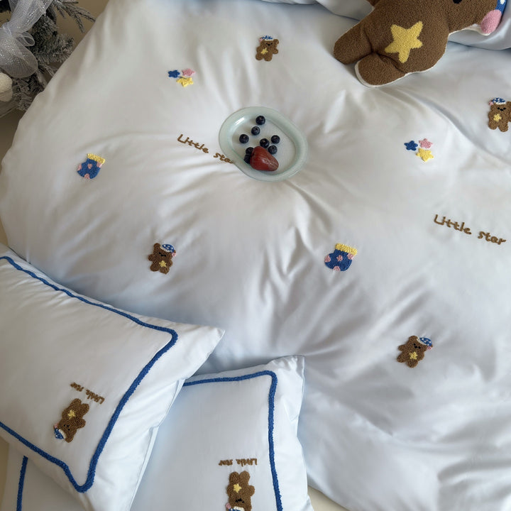 Children's bedding set with chenille teddy embroidery and contrast piping