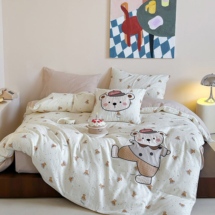 Bedding set with appliquéd doll motif and star pattern