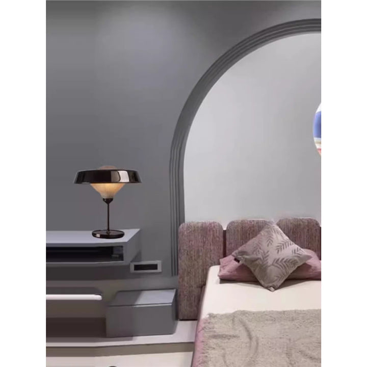 Modern Shell-Shaped Table Lamp