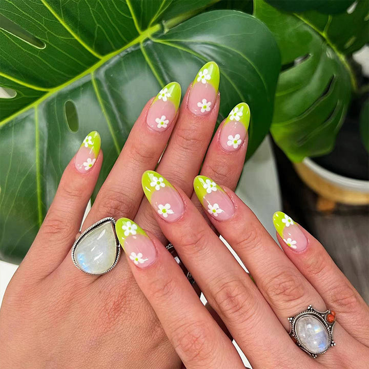 Artistic nails with flower design Kalsten